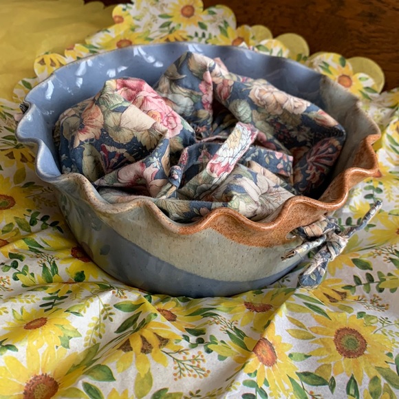 Vintage Clay Pen Pottery, bread warmer - Picture 1 of 7